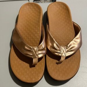Vionic Women's 10 Rest Pippa Toepost sandal in rose gold leather NWOT